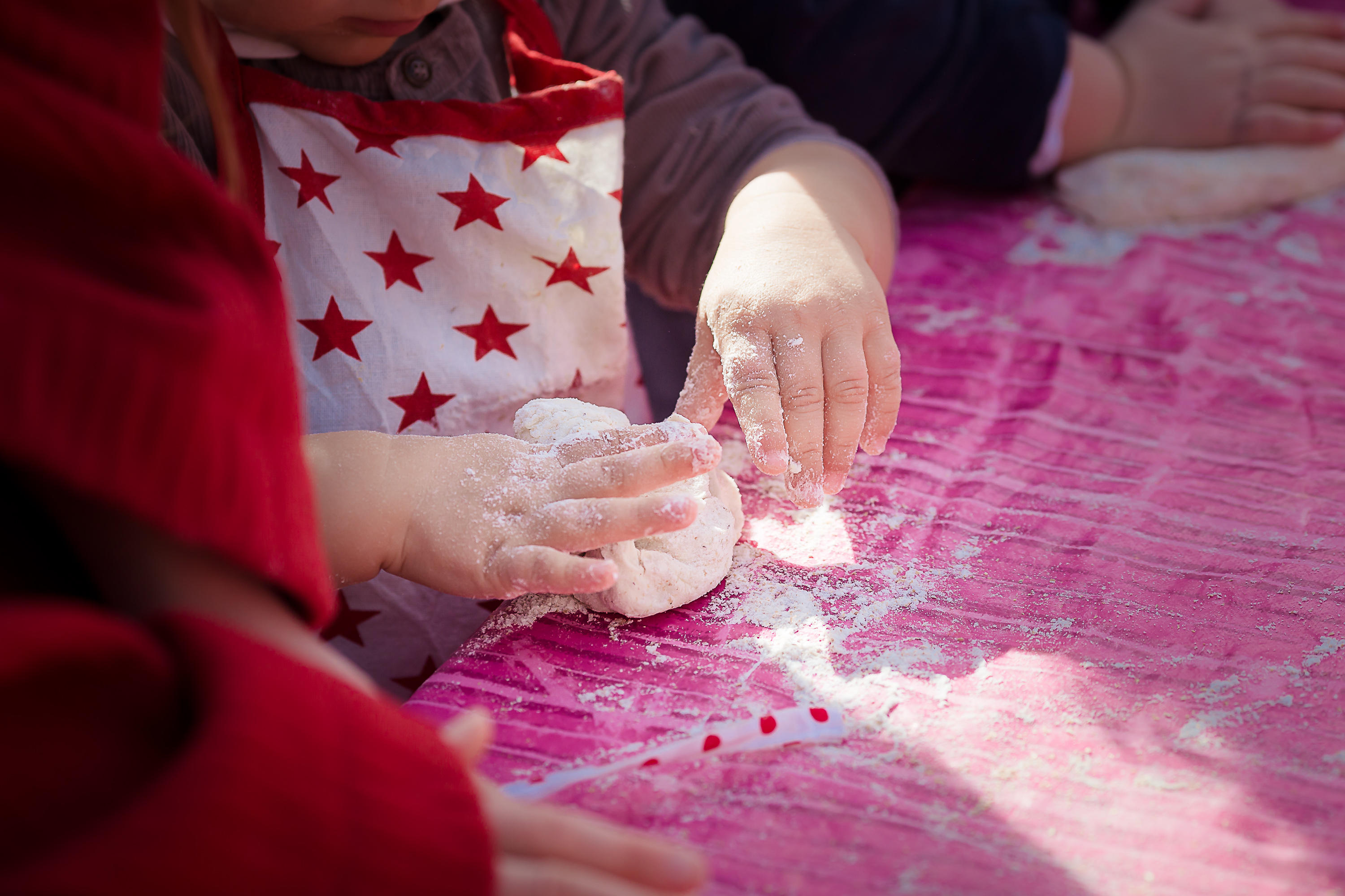 Mani che lavorano insieme l’impasto