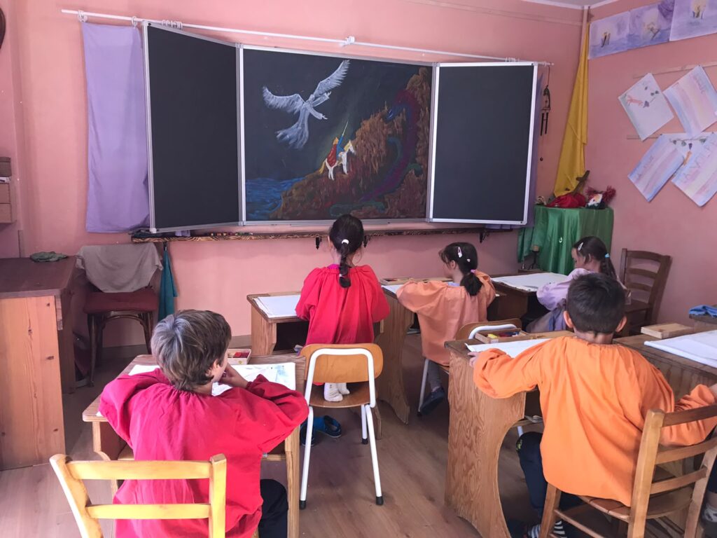 Bambini del secondo settennio durante un’attività educativa in aula