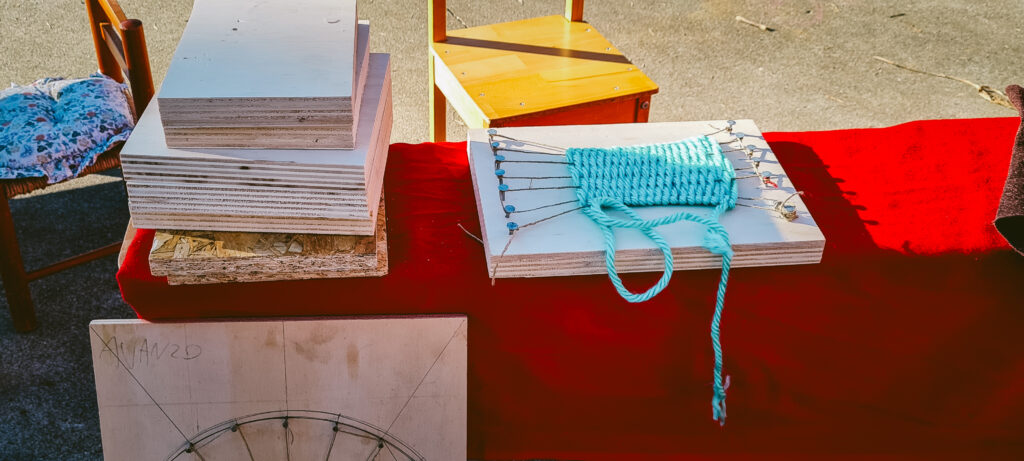 Telai artigianali in legno con fili colorati